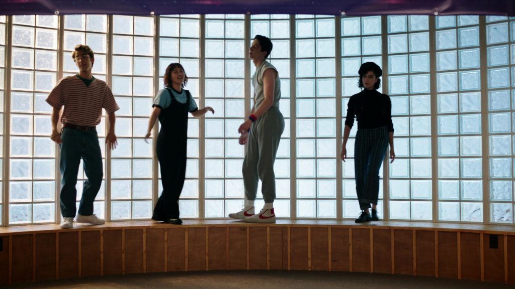Nike Sneakers in School Spirits S02E06 “Ghost Pointe Blank” (2025) (Image 13)