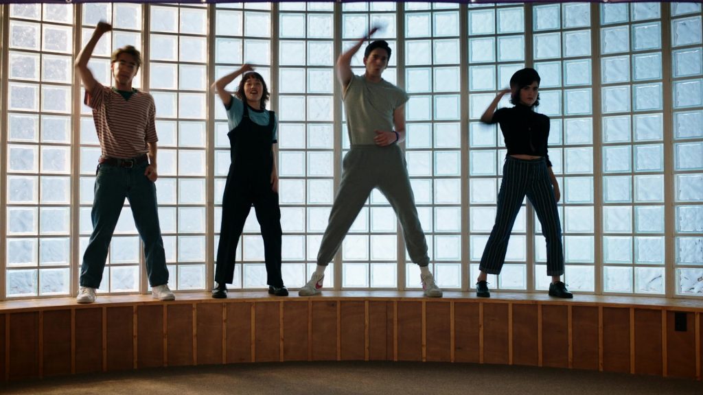 Nike Sneakers in School Spirits S02E06 “Ghost Pointe Blank” (2025) (Image 14)