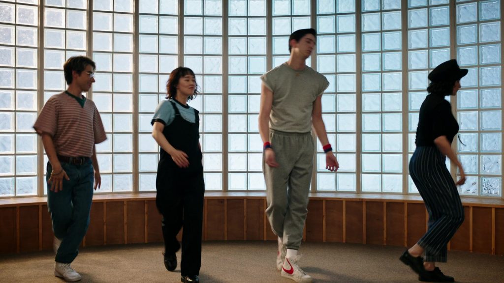 Nike Sneakers in School Spirits S02E06 “Ghost Pointe Blank” (2025) (Image 15)
