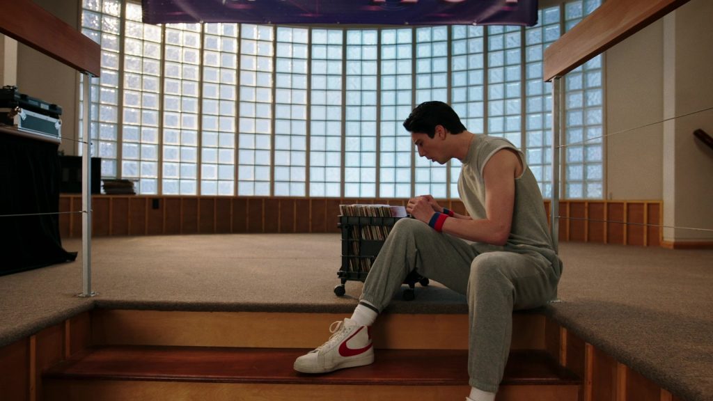 Nike Sneakers in School Spirits S02E06 “Ghost Pointe Blank” (2025) (Image 17)