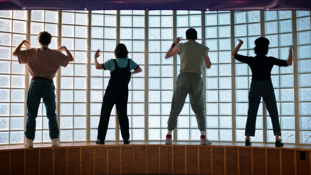 Nike Sneakers in School Spirits S02E06 “Ghost Pointe Blank” (2025) (Image 26)