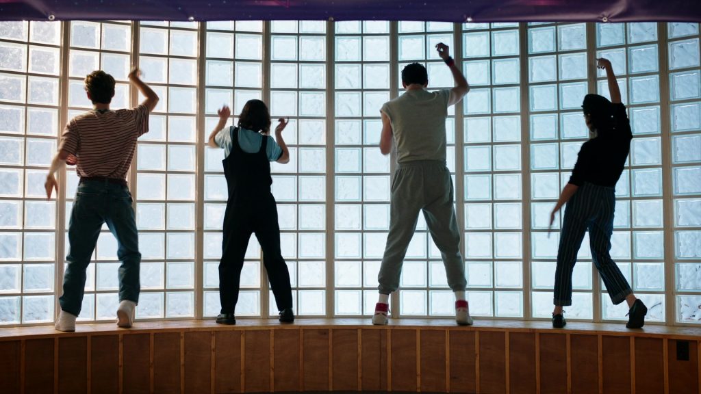 Nike Sneakers in School Spirits S02E06 “Ghost Pointe Blank” (2025) (Image 27)