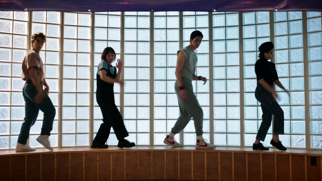 Nike Sneakers in School Spirits S02E06 “Ghost Pointe Blank” (2025) (Image 29)