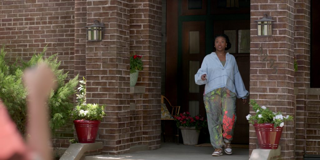 Nike Sneakers in Shrinking S02E05 “Honesty Era” (2024) (Image 3)