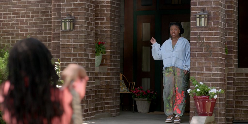 Nike Sneakers in Shrinking S02E05 “Honesty Era” (2024) (Image 4)