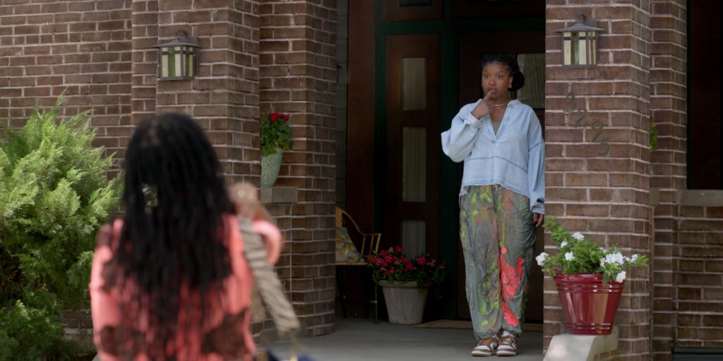 Nike Sneakers in Shrinking S02E05 “Honesty Era” (2024) (Image 5)