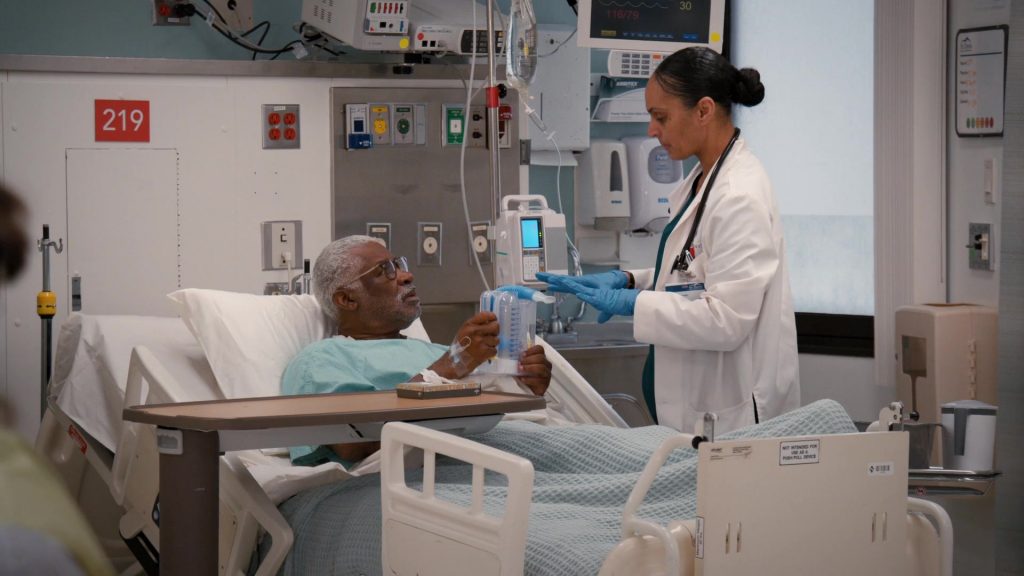 Nike Sneakers in St. Denis Medical S01E01 “Welcome to St. Denis” (2024) (Image 1)