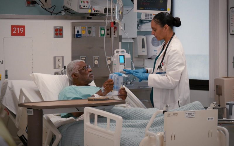 Nike Sneakers in St. Denis Medical S01E01 “Welcome to St. Denis” (2024) (Image 1)