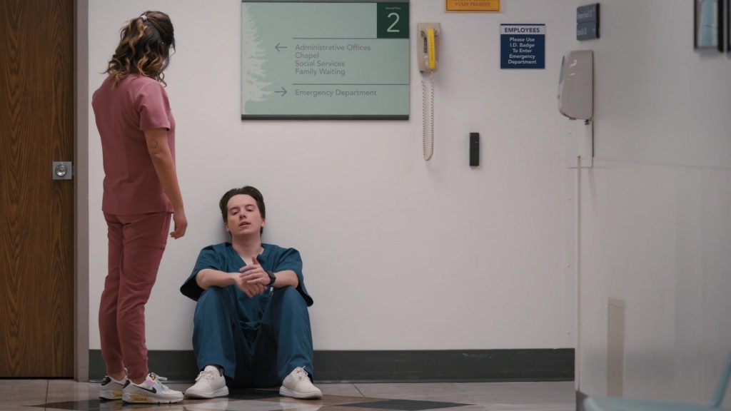 Nike Sneakers in St. Denis Medical S01E01 “Welcome to St. Denis” (2024) (Image 9)