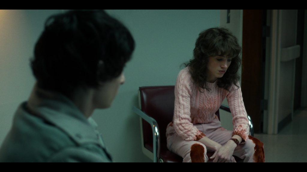 Nike Sneakers in Stranger Things S05E02 “Chapter Two – The Vanishing of” (2025) (Image 18)
