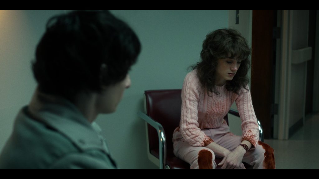 Nike Sneakers in Stranger Things S05E02 “Chapter Two – The Vanishing of” (2025) (Image 3)