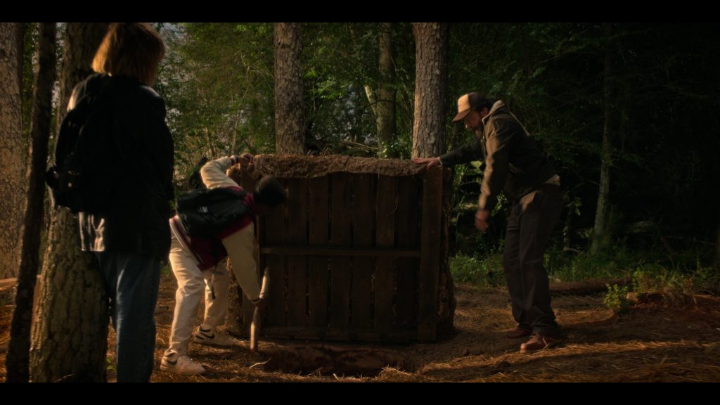 Nike Sneakers in Stranger Things S05E04 “Chapter Four – Sorcerer” (2025) (Image 2)