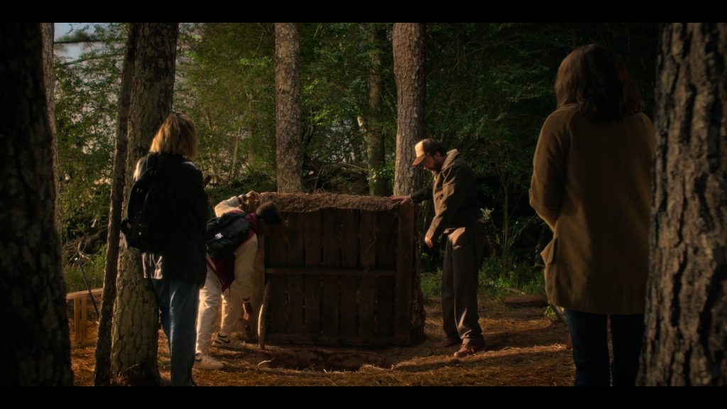 Nike Sneakers in Stranger Things S05E04 “Chapter Four – Sorcerer” (2025) (Image 4)
