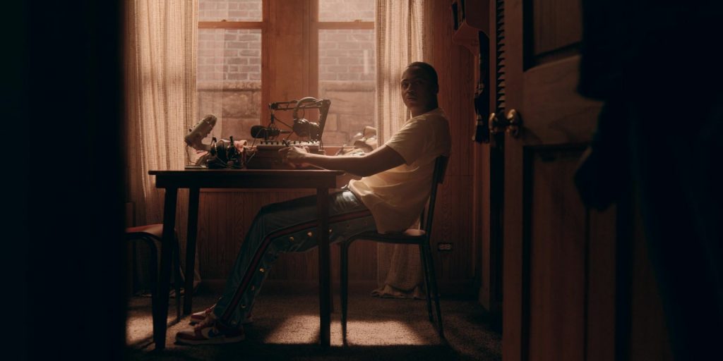 Nike Sneakers in The Chi S06E12 “City of Gold” (2024) (Image 2)