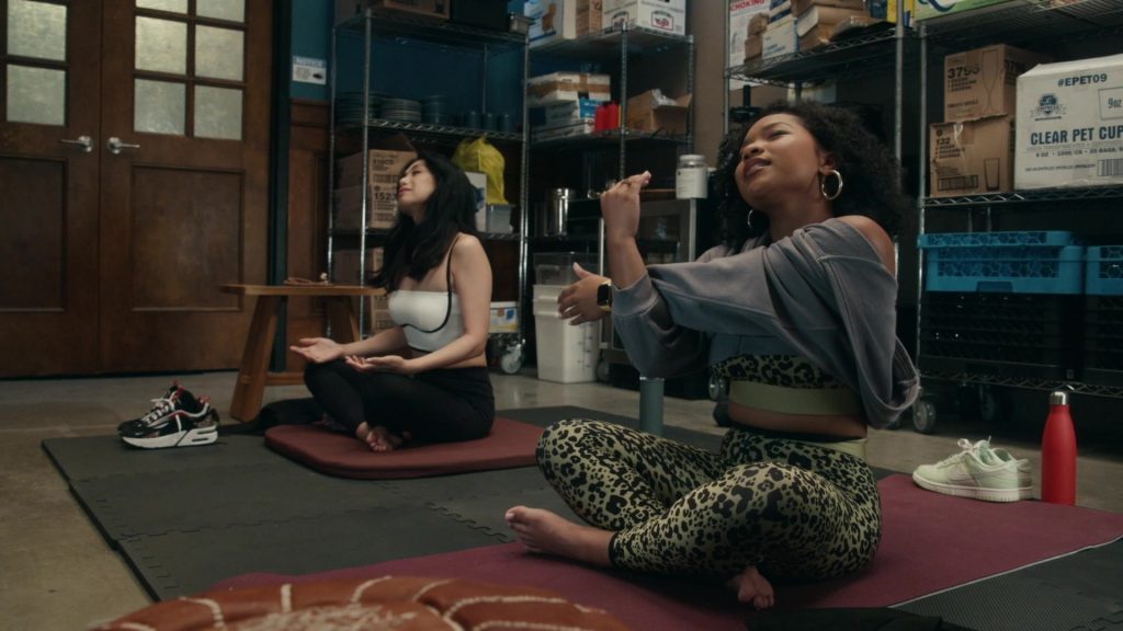 Nike Sneakers in The Equalizer S05E03 “Just Fans” (2024) (Image 10)