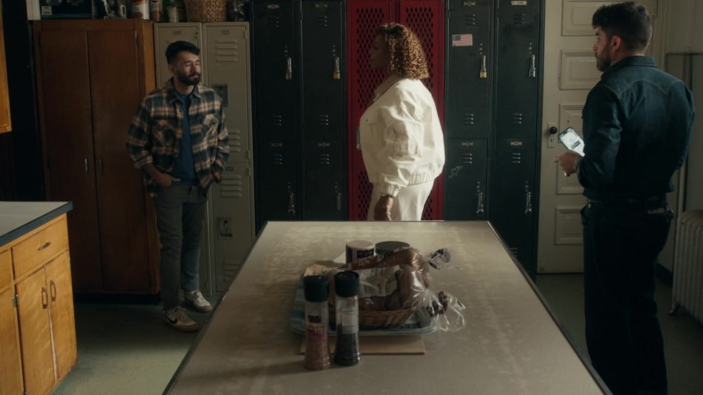 Nike Sneakers in The Equalizer S05E03 “Just Fans” (2024) (Image 14)