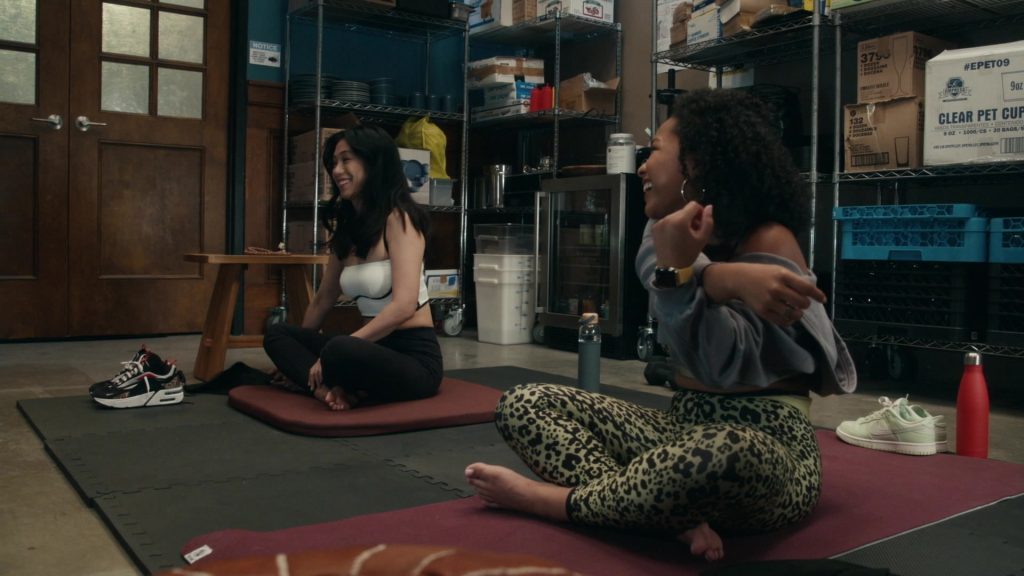 Nike Sneakers in The Equalizer S05E03 “Just Fans” (2024) (Image 4)