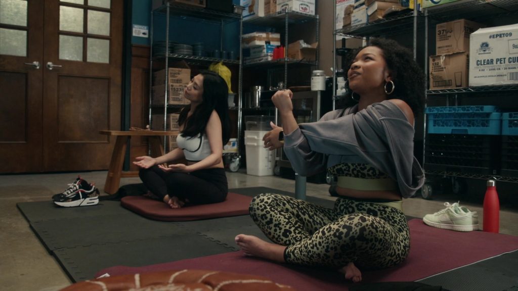 Nike Sneakers in The Equalizer S05E03 “Just Fans” (2024) (Image 8)