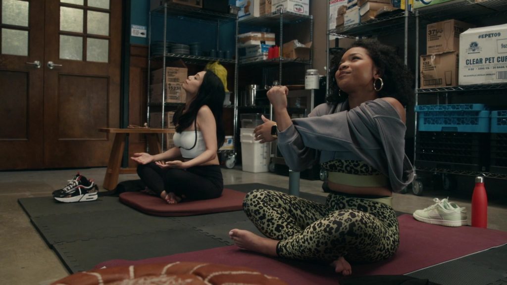 Nike Sneakers in The Equalizer S05E03 “Just Fans” (2024) (Image 9)