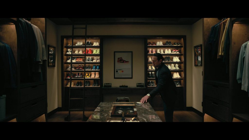 Nike Sneakers in The Fall of the House of Usher S01E04 “The Black Cat” (2023) (Image 10)