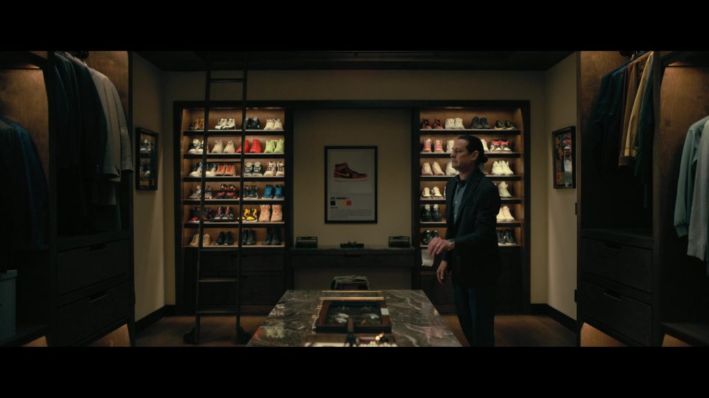 Nike Sneakers in The Fall of the House of Usher S01E04 “The Black Cat” (2023) (Image 11)