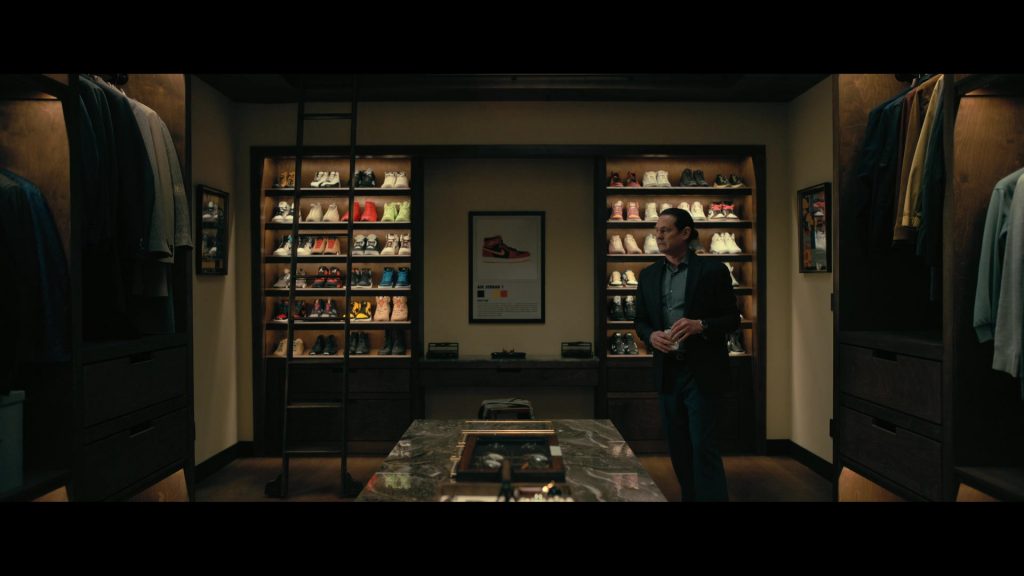 Nike Sneakers in The Fall of the House of Usher S01E04 “The Black Cat” (2023) (Image 12)