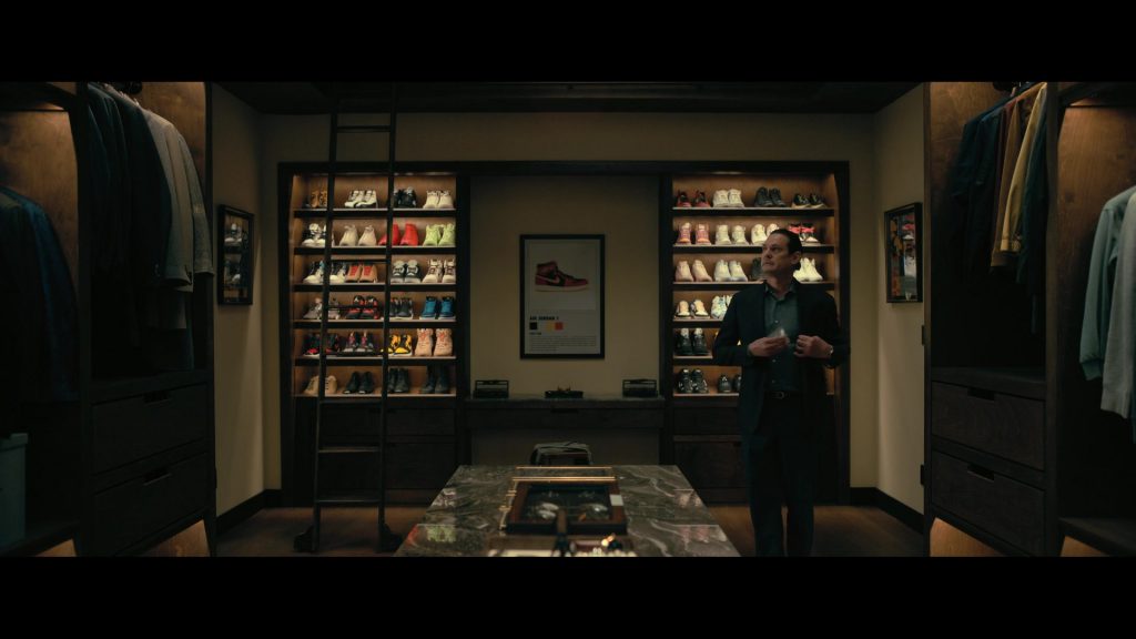 Nike Sneakers in The Fall of the House of Usher S01E04 “The Black Cat” (2023) (Image 13)