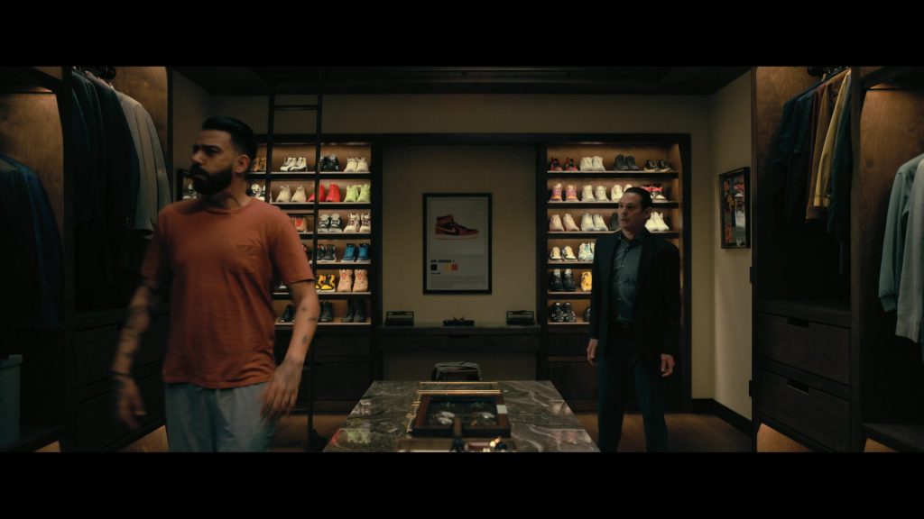 Nike Sneakers in The Fall of the House of Usher S01E04 “The Black Cat” (2023) (Image 17)