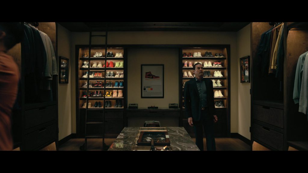 Nike Sneakers in The Fall of the House of Usher S01E04 “The Black Cat” (2023) (Image 18)