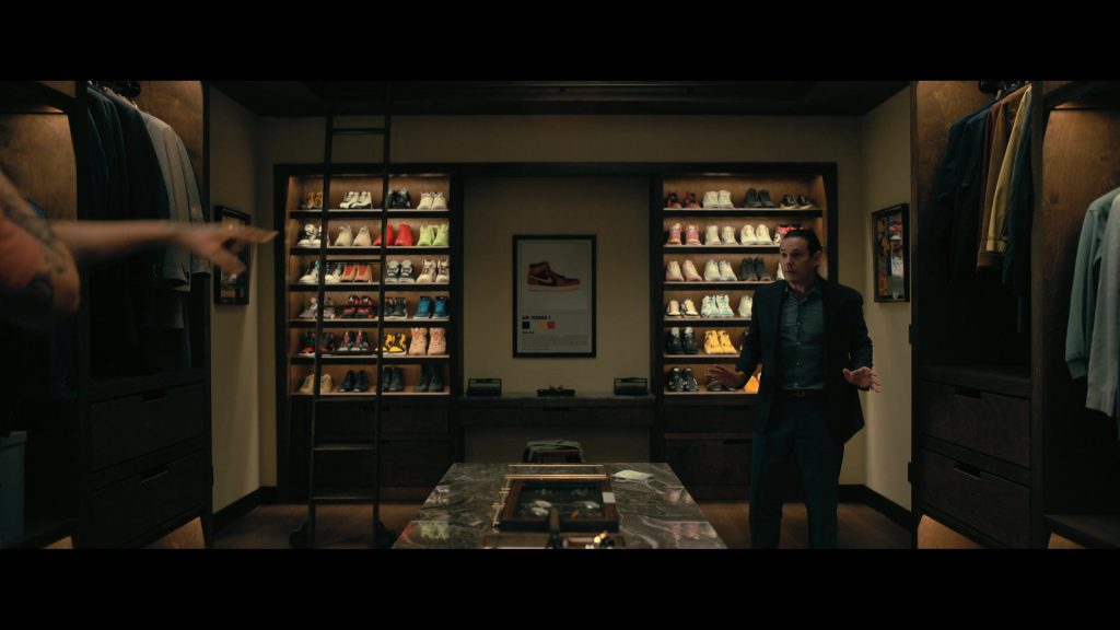 Nike Sneakers in The Fall of the House of Usher S01E04 “The Black Cat” (2023) (Image 19)