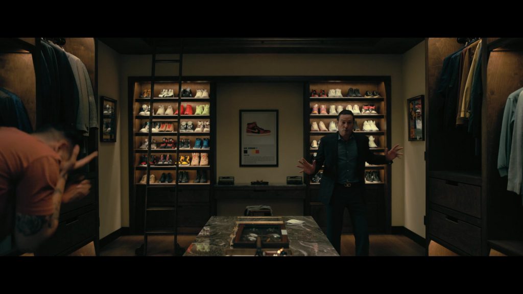 Nike Sneakers in The Fall of the House of Usher S01E04 “The Black Cat” (2023) (Image 20)