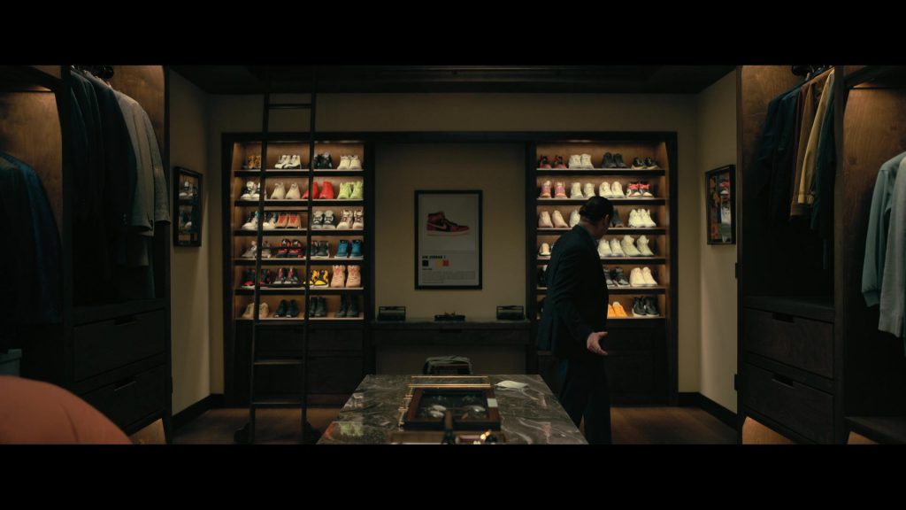 Nike Sneakers in The Fall of the House of Usher S01E04 “The Black Cat” (2023) (Image 21)