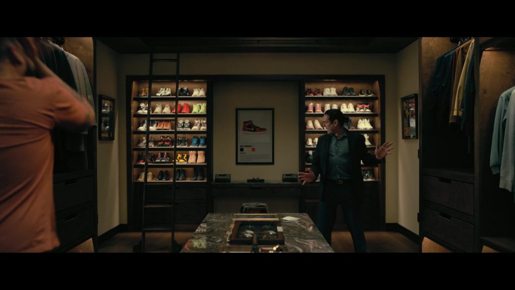 Nike Sneakers in The Fall of the House of Usher S01E04 “The Black Cat” (2023) (Image 22)