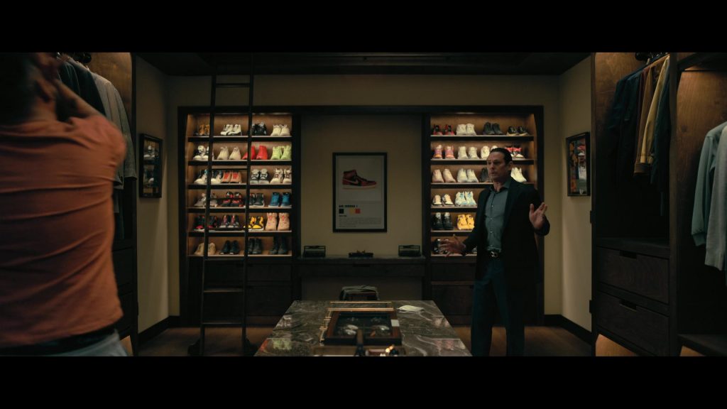 Nike Sneakers in The Fall of the House of Usher S01E04 “The Black Cat” (2023) (Image 23)