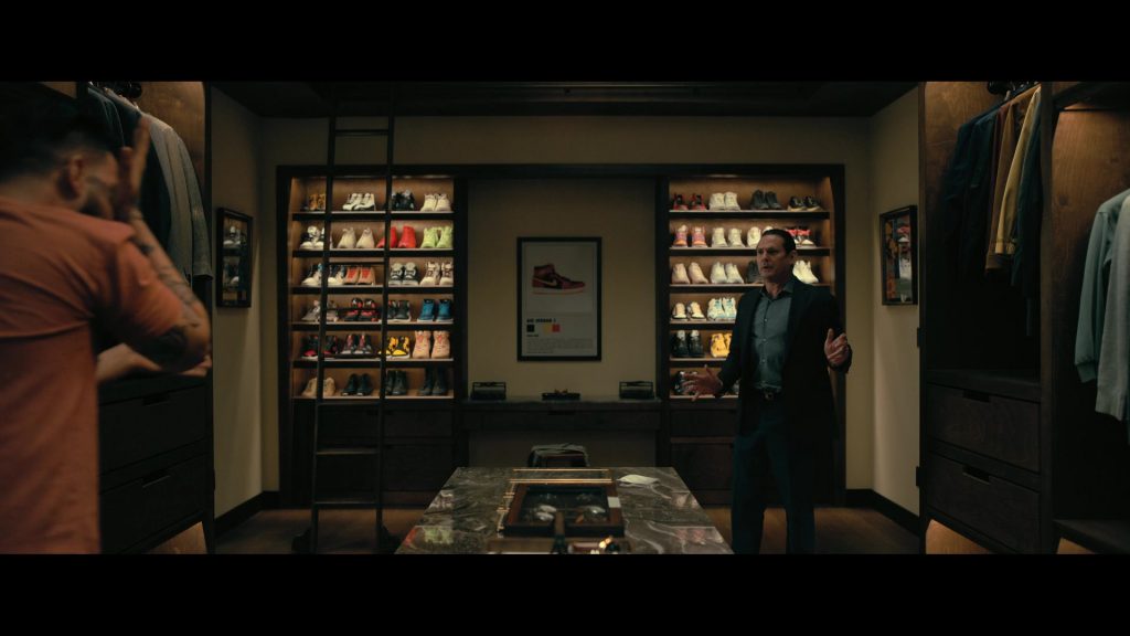 Nike Sneakers in The Fall of the House of Usher S01E04 “The Black Cat” (2023) (Image 24)