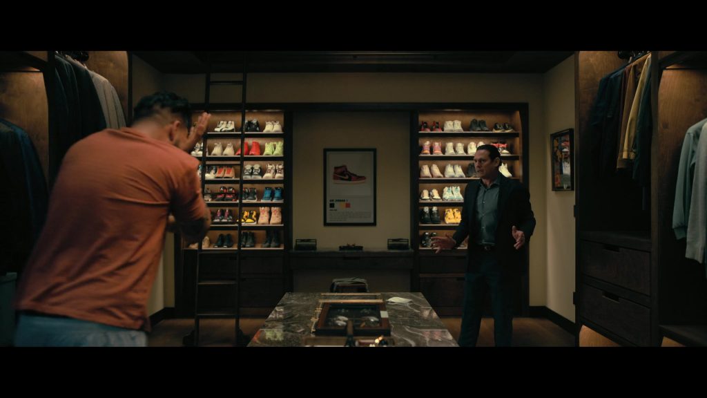 Nike Sneakers in The Fall of the House of Usher S01E04 “The Black Cat” (2023) (Image 25)