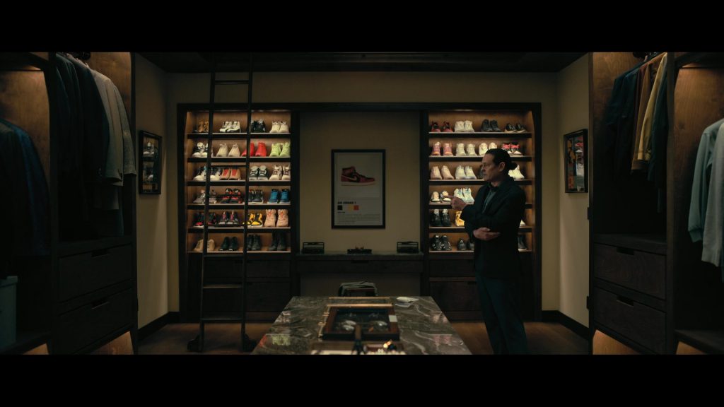 Nike Sneakers in The Fall of the House of Usher S01E04 “The Black Cat” (2023) (Image 28)