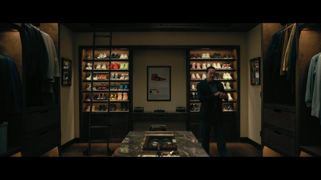 Nike Sneakers in The Fall of the House of Usher S01E04 “The Black Cat” (2023) (Image 29)