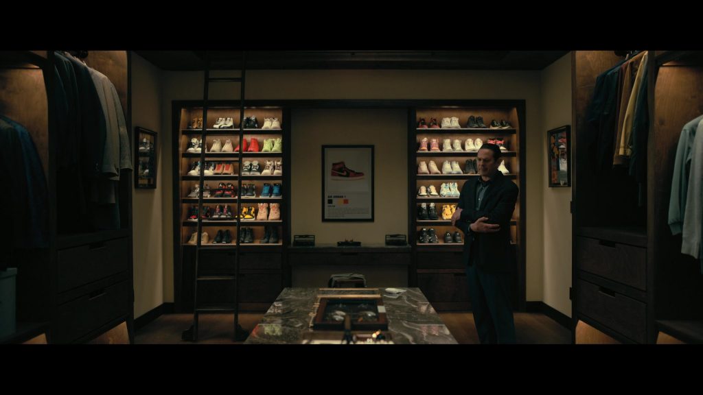 Nike Sneakers in The Fall of the House of Usher S01E04 “The Black Cat” (2023) (Image 3)