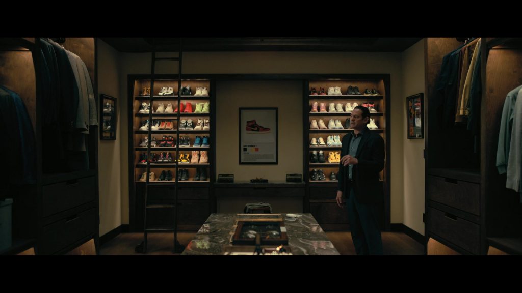 Nike Sneakers in The Fall of the House of Usher S01E04 “The Black Cat” (2023) (Image 5)