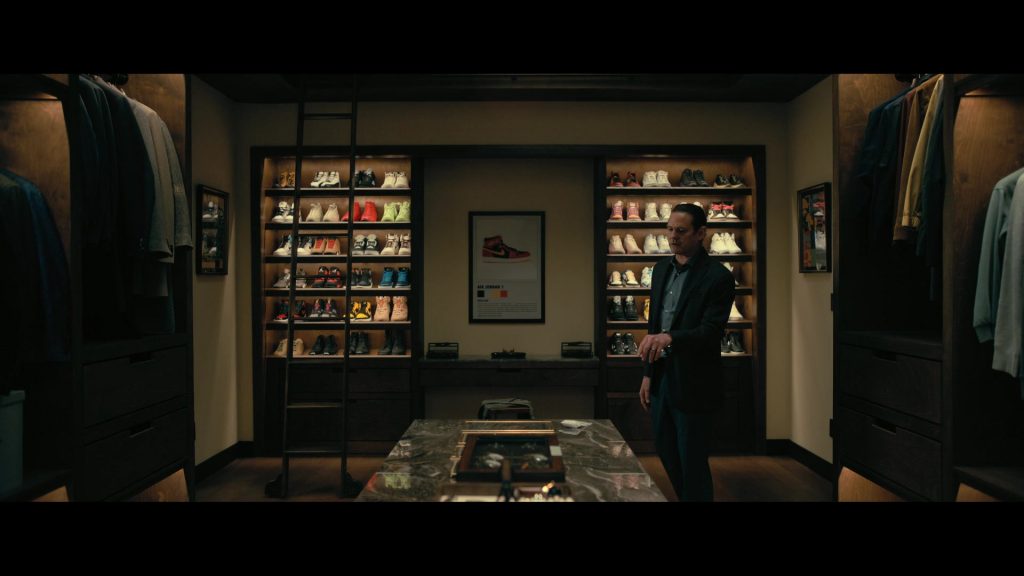 Nike Sneakers in The Fall of the House of Usher S01E04 “The Black Cat” (2023) (Image 9)