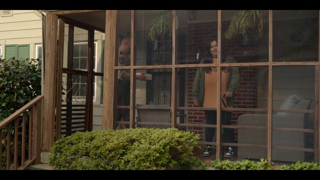 Nike Sneakers in The Hunting Wives S01E05 “Not Her First Rodeo” (2025) (Image 1)