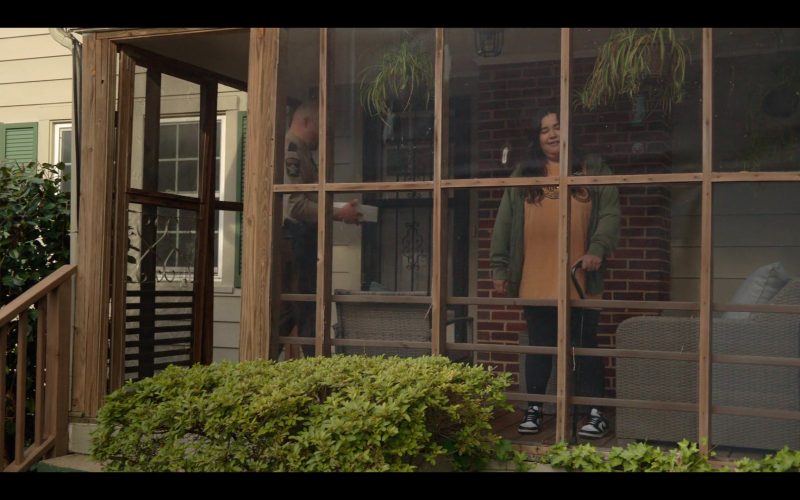 Nike Sneakers in The Hunting Wives S01E05 “Not Her First Rodeo” (2025) (Image 1)