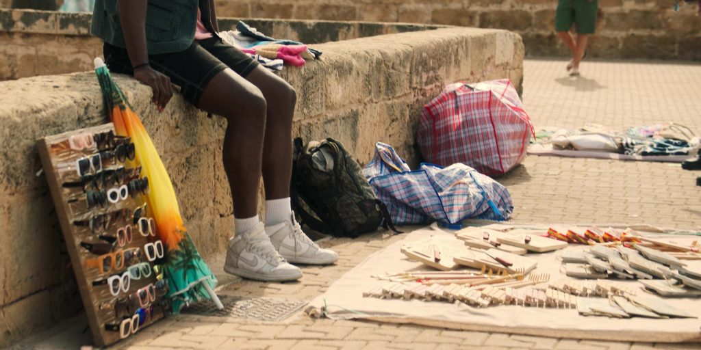 Nike Sneakers in The Mallorca Files S03E02 (2024) (Image 3)