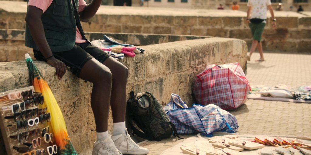 Nike Sneakers in The Mallorca Files S03E02 (2024) (Image 4)