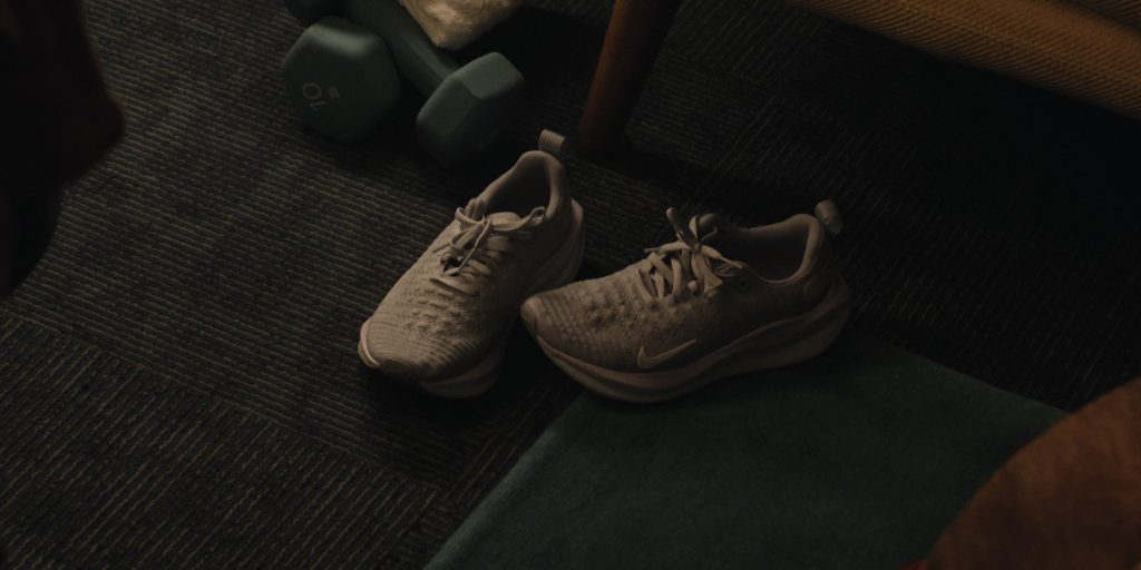 Nike Sneakers in The Morning Show S04E02 “The Revolution Will Be Televised” (2025) (Image 1)