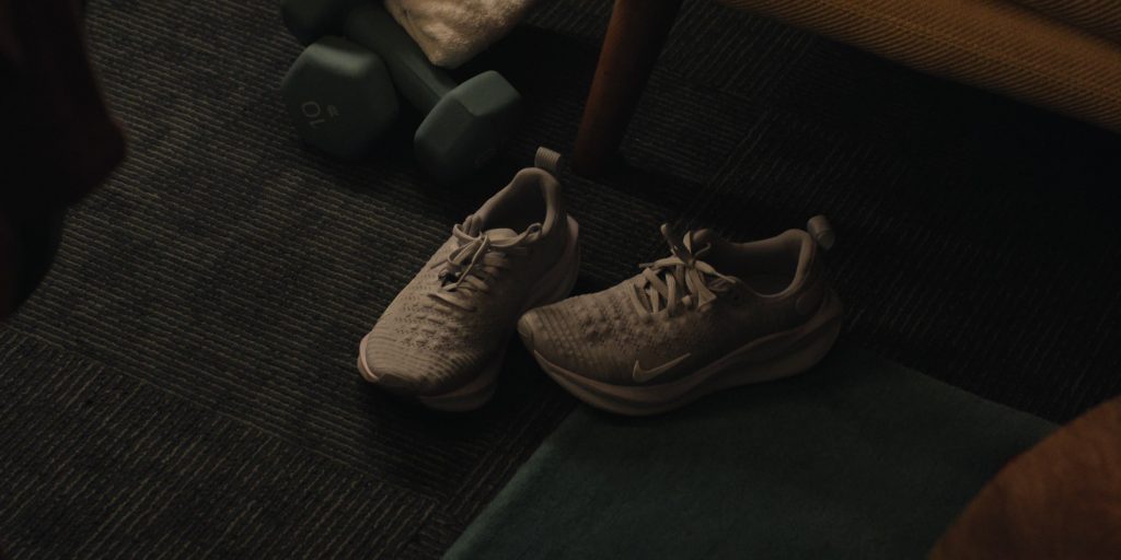 Nike Sneakers in The Morning Show S04E02 “The Revolution Will Be Televised” (2025) (Image 2)