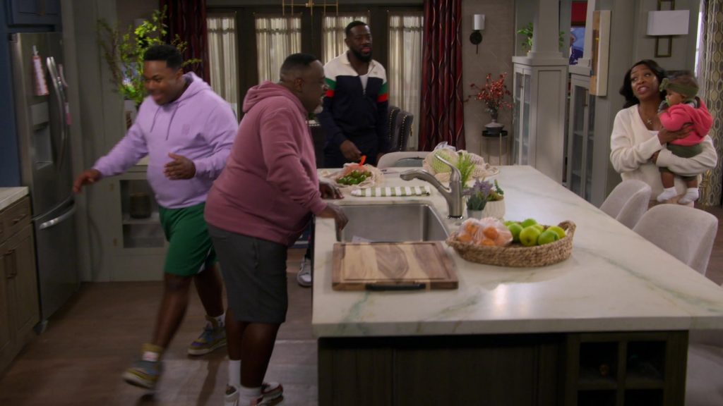 Nike Sneakers in The Neighborhood S07E08 “Bienvenidos a Nosotros” (2024) (Image 1)