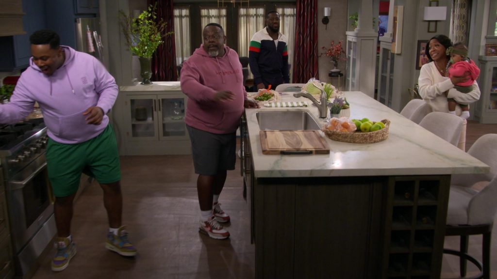 Nike Sneakers in The Neighborhood S07E08 “Bienvenidos a Nosotros” (2024) (Image 2)