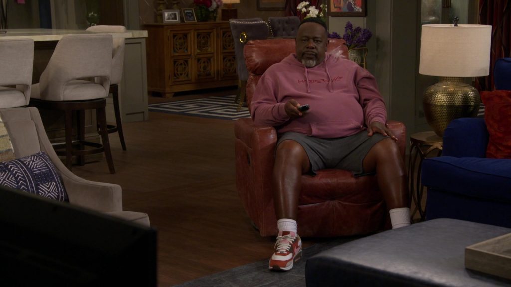 Nike Sneakers in The Neighborhood S07E08 “Bienvenidos a Nosotros” (2024) (Image 4)